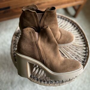 Dolce Vita waterproof suede chelsea boot in chestnut color.